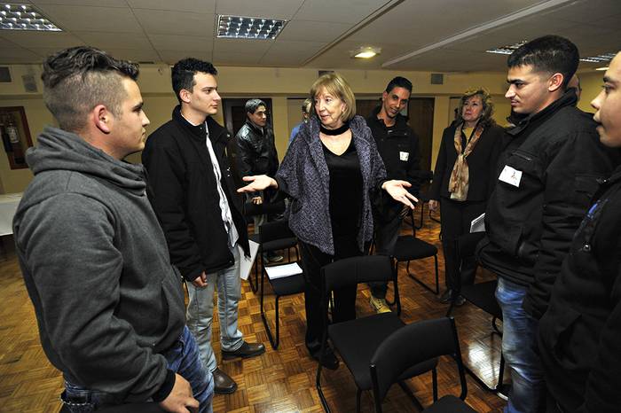 La ministra María Julia Muñoz junto a los estudiantes cubanos, ayer, en la sede del MEC. Foto: Federico Gutiérrez
