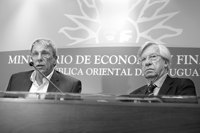 Juan José Taccone y Danilo Astori, durante la conferencia de prensa que brindaron ayer
en el Ministerio de Economía y Finanzas. • foto: juan manuel ramos