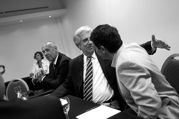 Miguel Toma, Tabaré Vázquez y Raúl Sendic, ayer en la reunión de gabinete del futuro gobierno. Foto: Pablo Vignali