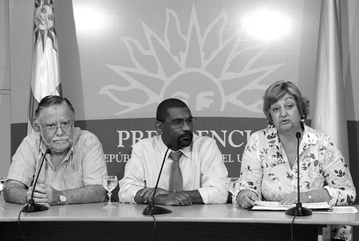 José Bayardi, Edgardo Ortuño y Liliam Kechichian, ayer, tras el Consejo de Ministros.  · Foto: Adrián Giudice, Secretaría de comunicación