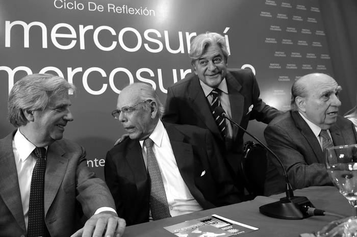 Tabaré Vázquez, Jorge Batlle, Luis Alberto Lacalle y Julio María Sanguinetti, anoche en la casa del Partido Colorado. · Foto: Nicolás Celaya