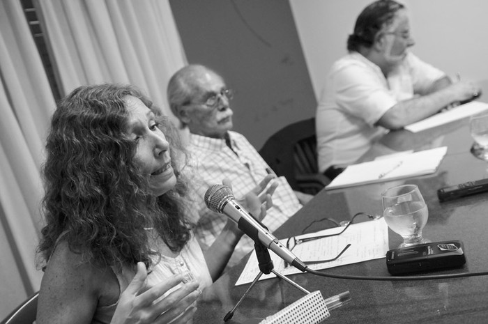 Constanza Moreira, Julián González Guyer y José Bayardi, ayer, en la Fundación Vivian Trías. · Foto: Nicolás Celaya