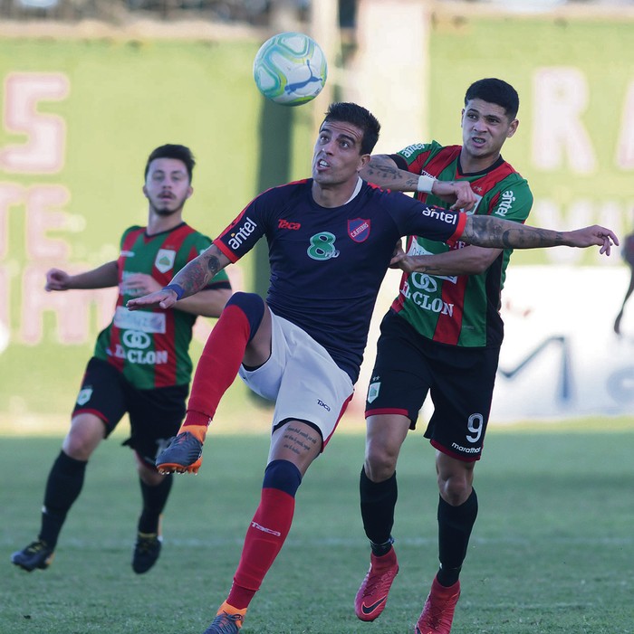 Sebastián Ramírez, de Atenas, y Matías Rigoleto, de Rampla Juniors, ayer en el estadio Olímpico. Foto: Sandro Pereyra · Foto: Sandro Pereyra