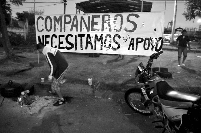 Trabajadores de la empresa tercerizada Bouza, frente a la planta de la aceitera COUSA en Paso de la Arena · Foto: Javier Calvelo