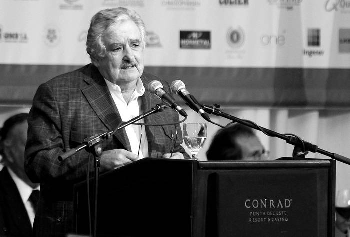 El presidente electo, José Mujica, ayer, durante su discurso en el almuerzo con empresarios extranjeros.  · Foto: EFE, s/d de autor