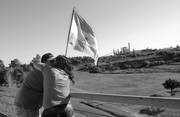 Manifestantes contra la autorización a ampliar la producción de la planta de celulosa de UPM ayer en el puente General San Martín, sobre el río Uruguay. 