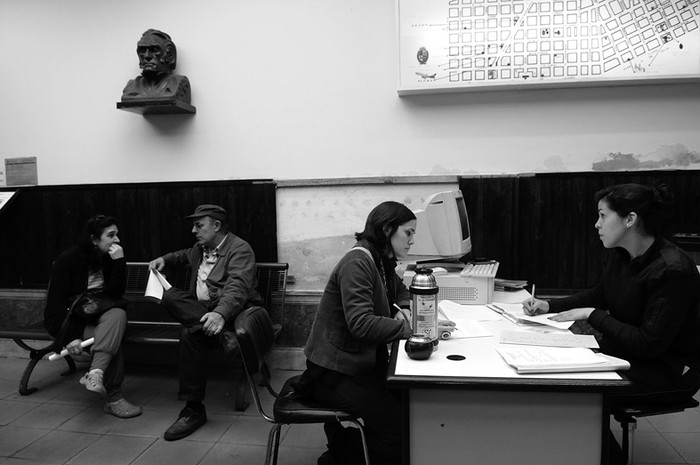 Paula Altesor y los hermanos Gabriela y Gerardo Riet, el sábado, en la Seccional 3ª de la Policía de Montevideo. Paula denunció un
allanamiento, en 1975, contra Iván Altesor, que hoy reside en México. En ese procedimiento, que duró cinco días, los miembros de la
familia fueron víctimas de maltrato, destrucción y robo de bienes. Gerardo Riet fue detenido por plegarse a un paro del SUNCA en 1980,
por lo cual estuvo en prisión hasta el retorno de la democracia. Gabriela Riet fue detenida en 1980 y estuvo desaparecida un mes. Tras ser
liberada se exilió en Francia.  · Foto: Nicolás Celaya