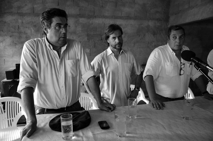 José Andrés Arocena, Luis Alberto Lacalle Pou y Carlos Enciso, ayer, en el Club Social Atlético Fray Marcos. · Foto: Santiago Mazzarovich