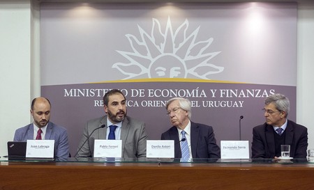 Juan Labraga, Pablo Ferreri, Danilo Astori y Fernando Serra, ayer, en el Ministerio de Economía y Finanzas. · Foto: Ernesto Ryan Juan Labraga, Pablo Ferreri, Danilo Astori y Fernando Serra, ayer, en el Ministerio de Economía y Finanzas. · Foto: Ernesto Ryan