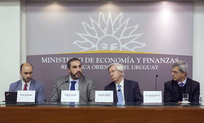 Juan Labraga, Pablo Ferreri, Danilo Astori y Fernando Serra, ayer, en el Ministerio de Economía y Finanzas. · Foto: .