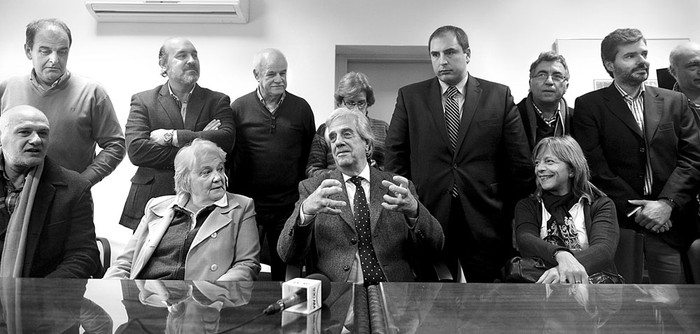 Tabaré Vázquez con dirigentes del Frente Amplio, ayer, en la residencia de Suárez. Foto: Santiago Mazzarovich