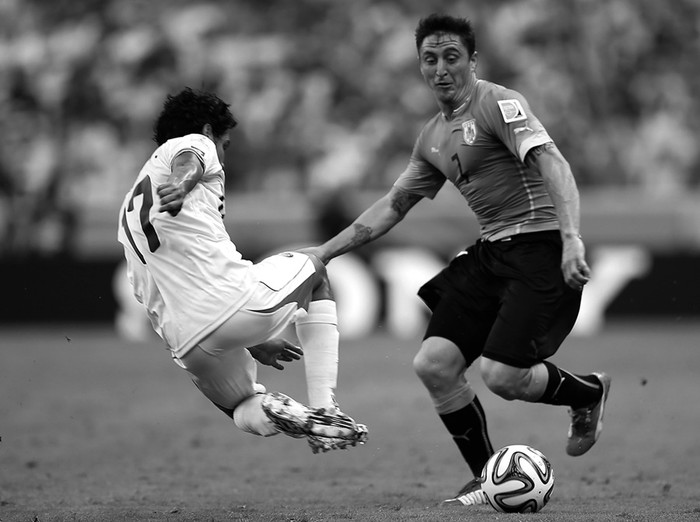 Yeltsin Tejeda, de Costa Rica, y Cristian Rodríguez, de Uruguay, durante el partido por el Grupo D del Mundial de Fútbol de Brasil 2014, en el Estadio Castelão de Fortaleza, (Brasil). / Foto: Sandro Pereyra