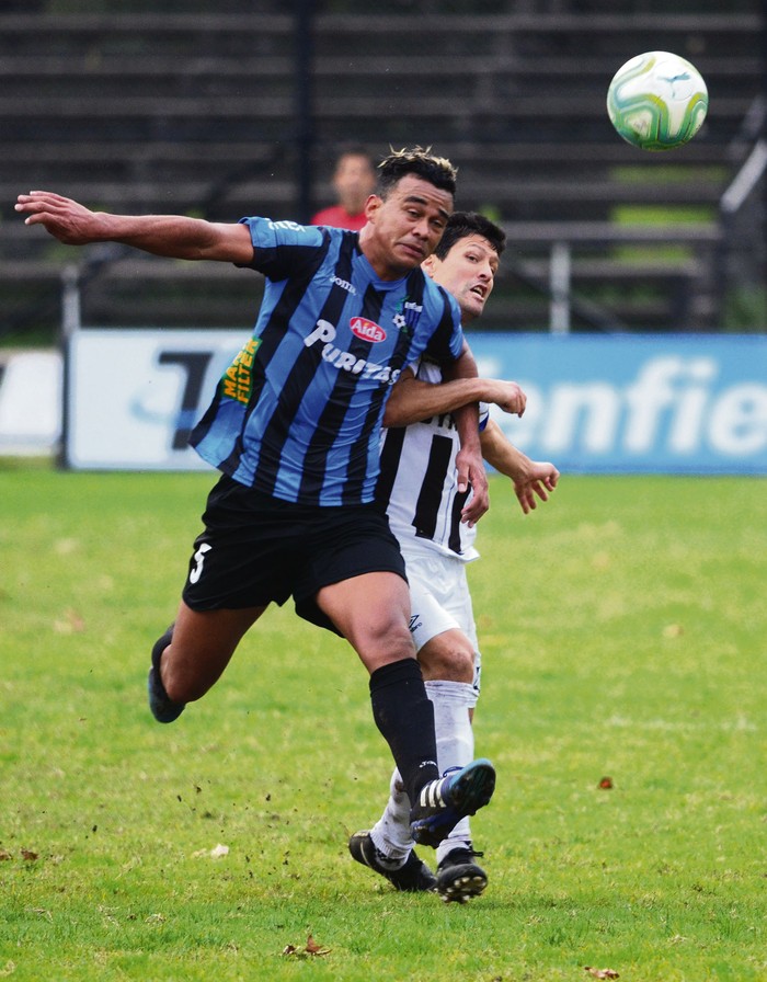 Sebastián Píriz, de Liverpool, e Ignacio González, de Wanderers en el Parque Alfredo Víctor Viera.  · Foto: Pablo Vignali