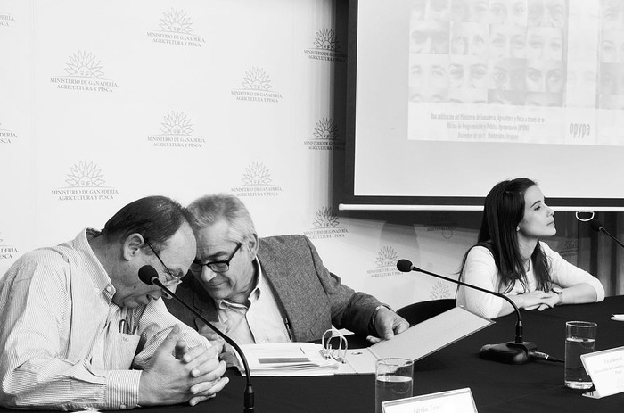 Adrián Tambler, Enzo Benech y Ángela Cortezzi, ayer, en la presentación del Anuario OPYPA en el Ministerio de Agricultura y Pesca. Foto: Alessandro Maradei