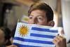 Un niño mira el partido entre Uruguay y Arabia Saudita en Piedras de Afilar, Canelones, donde el partido se proyectó para escolares, autoridades de la educación y vecinos en un galpón. Un niño mira el partido entre Uruguay y Arabia Saudita en Piedras de Afilar, Canelones, donde el partido se proyectó para escolares, autoridades de la educación y vecinos en un galpón.