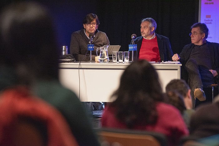 Mario Santiago Jiménez, Ernesto Bohoslavsky y Gerardo Caetano, durante el coloquio "Pensar las Derechas en América Latina", en el Centro Cultural de España. · Foto: Gianni Schiaffarino