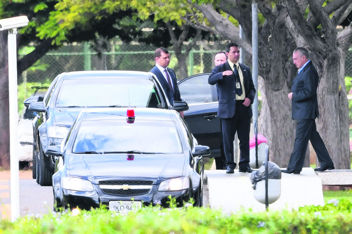 Michel Temer ayer cuando dejaba el Palacio Jaburu para dirigirse a las oficinas presidenicales en Planalto.
Foto: Evaristo Sa,
AF P