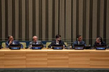 Los presidentes Yamandú Orsi, Luiz Inácio Lula da Silva, Gabriel Boric, Pedro Sánchez y Gustavo Petro, durante el segundo foro "En defensa de la democracia, combatiendo extremismos", en el marco de la Asamblea de Naciones Unidas. · Foto: Alex Ibáñez, Presidencia de Chile