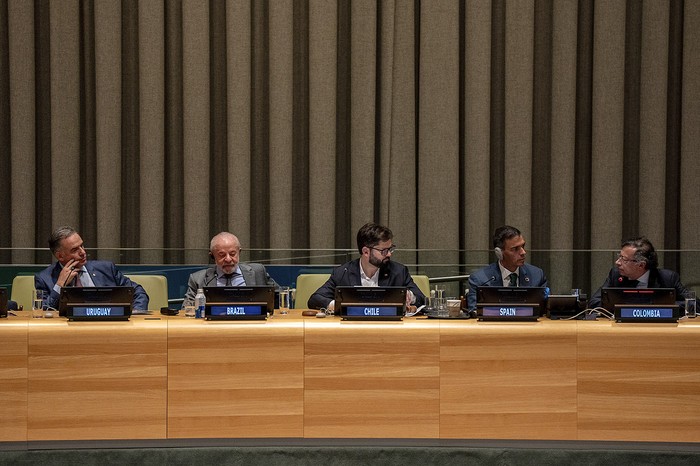 Los presidentes Yamandú Orsi, Luiz Inácio Lula da Silva, Gabriel Boric, Pedro Sánchez y Gustavo Petro, durante el segundo foro "En defensa de la democracia, combatiendo extremismos", en el marco de la Asamblea de Naciones Unidas. · Foto: Alex Ibáñez, Presidencia de Chile
