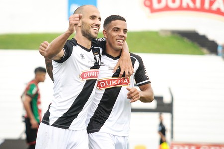 Federico Rodríguez y David Terans, de Danubio, tras el segundo gol de su equipo ante Rampla Juniors en Jardines del Hipódromo. Foto: Javier Calvelo / adhocFOTOS
· Foto: Javier Calvelo Federico Rodríguez y David Terans, de Danubio, tras el segundo gol de su equipo ante Rampla Juniors en Jardines del Hipódromo. Foto: Javier Calvelo / adhocFOTOS
· Foto: Javier Calvelo
