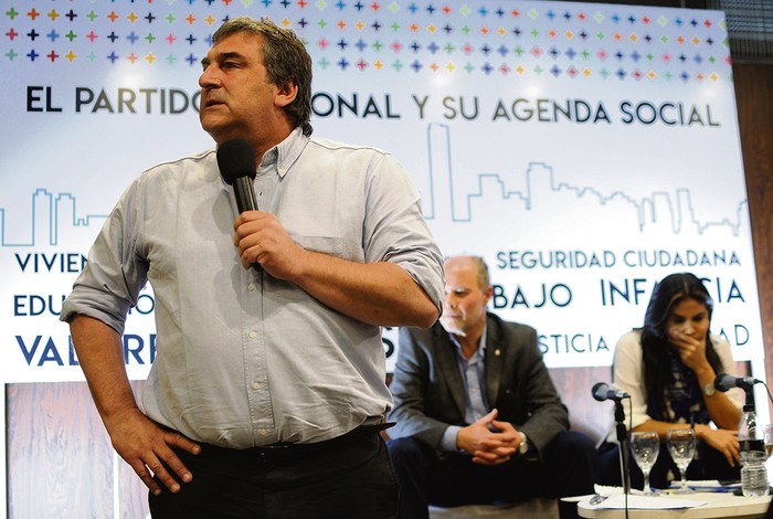 Sergio Botana, Pablo Iturralde y Verónica Alonso, ayer, en el Salón Dorado de la Intendencia de Montevideo.
Foto: Juan Manuel Ramos