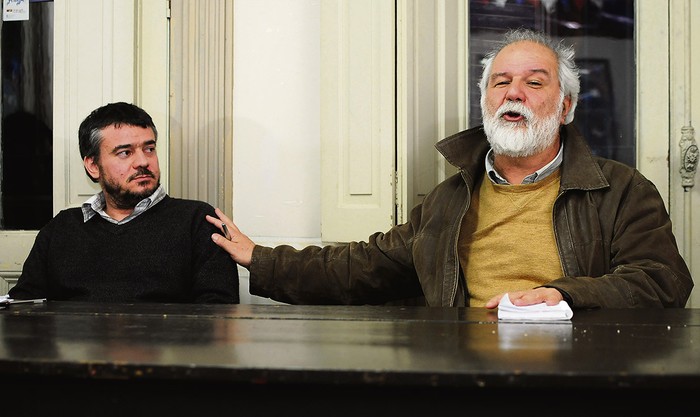 Juan Pablo Labat y Luis Bértola, ayer en el comité 28 de noviembre del Frente Amplio. Foto: Juan Manuel Ramos