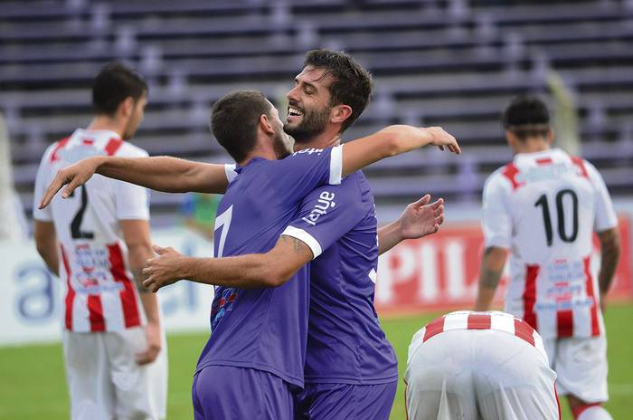 Facundo Castro y Ernesto Goñi, tras el gol de Goñi, el cuarto de Defensor Sporting, ayer, en el estadio Luis Franzini. foto: pablo vignali