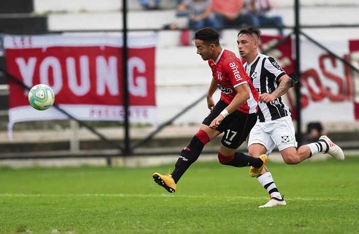 Mauro Da Luz, de River Plate, y Adrián Colombino, de Wanderers, en la jugada en la que Da Luz convirtió el tercer gol de su equipo en el Parque Viera. Foto: Sandro Pereyra
 · Foto: Sandro Pereyra