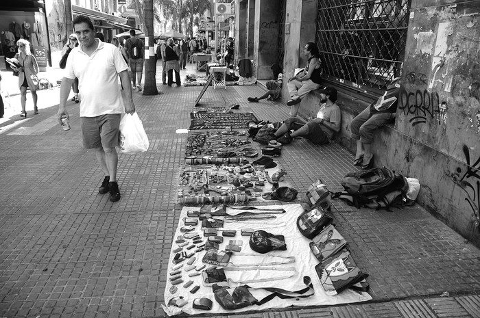 Puestos de venta de artesanías sobre la peatonal Sarandí, en la Ciudad Vieja. Foto: Juan Manuel Ramos