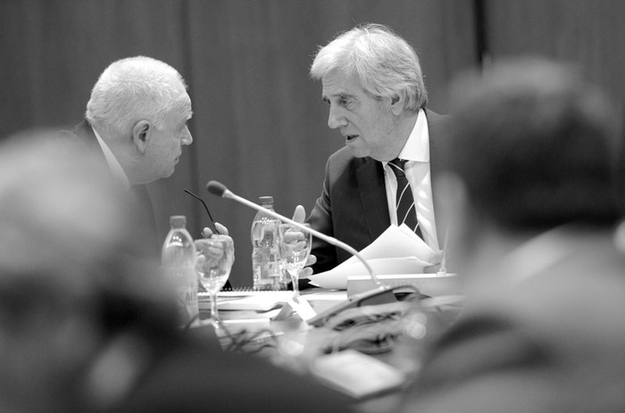 Ricardo Pérez Manrique y Tabaré Vázquez, ayer, en el piso 11 de la Torre Ejecutiva. Foto: Pablo Vignali