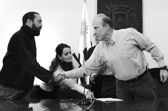 Facundo Cladera, secretario general de ADEOM, y Daniel Martínez, intendente de Montevideo,
durante la firma del convenio. Foto: Artigas Pessio,IM