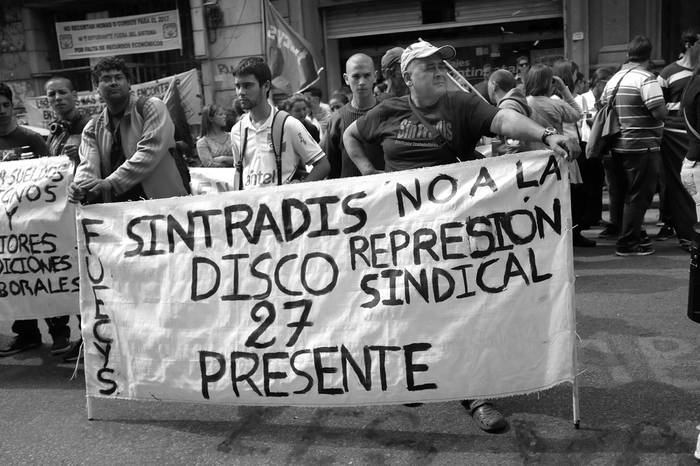 Trabajadores del supermercado Disco se manifiestan frente a la Dirección Nacional
de Trabajo. Foto: Pablo Vignali (archivo, octubre de 2016)