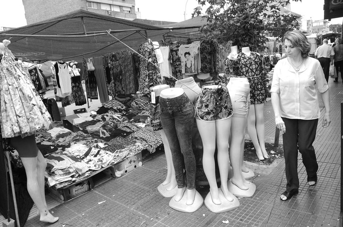 Feria sobre la avenida Agraciada, en Paso Molino. Foto: Juan Manuel Ramos