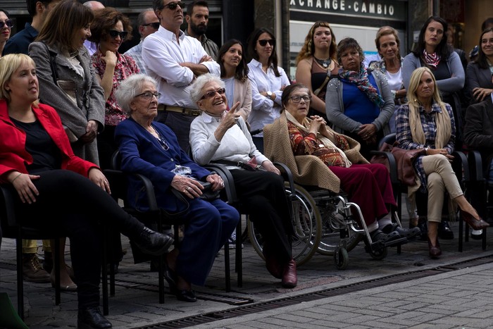 Ida Vitale, Ida Holz y Matilde Rodríguez Larreta, ayer, en el homenaje que la Junta Departamental de Montevideo les rindió en el Espacio de los Soles de la Peatonal Sarandí. Foto: Mariana Greif