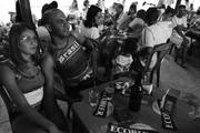 Hinchas de Brasil durante la transmisión del encuentro entre Brasil y México en el bar New Burguer Canaan, en Sete Lagoas (Brasil). / Foto: Sandro Pereyra