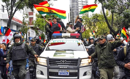 Luis Fernando Camacho (arriba, derecha), líder de la oposición boliviana en la región de Santa Cruz, después de la renuncia del presidente de Bolivia, Evo Morales. · Foto: Aizar Raldes, AFP Luis Fernando Camacho (arriba, derecha), líder de la oposición boliviana en la región de Santa Cruz, después de la renuncia del presidente de Bolivia, Evo Morales. · Foto: Aizar Raldes, AFP