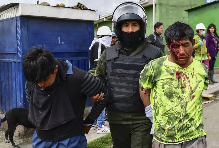 Un policía arresta a partidarios de Evo Morales, ayer, en La Paz, Bolivia. · Foto: Ronaldo Schemidt, AFP