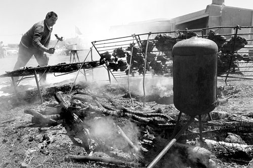 Asador criollo en los festejos del primer año del Sindicato de Peones de Estancia, ayer, en Punta de Carretera, Tacuarembó.
Foto: Sandro Pereyra