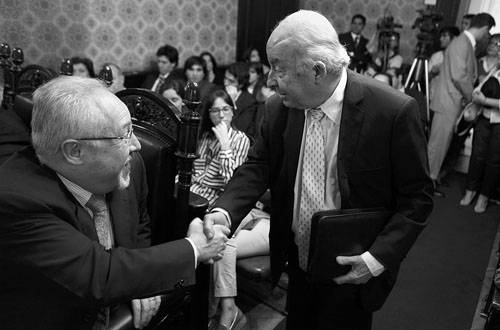 El abogado de Pluna, Ricardo Olivera García, y Gonzalo Aguirre, ayer, en la Suprema Corte de Justicia. · Foto: Pedro Rincón
