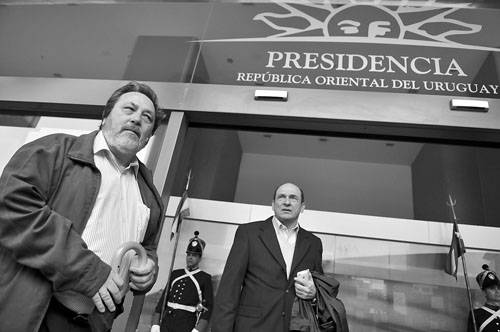 César Iroldi y Alfredo de Angelis, ayer, en la Torre Ejecutiva. Foto: Javier Calvelo