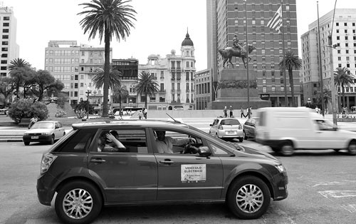 Auto eléctrico BYD e6 en el Centro de Montevideo. Foto: Santiago Mazzarovich