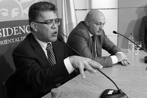 El ministro de Exteriores de Venezuela, Elías Jaua, en rueda de prensa junto al secretario de Presidencia uruguayo, Homero Guerrero, 
ayer, en la residencia presidencial de Suárez. Foto: Pedro Rincón