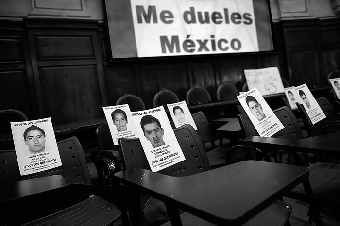 Acto en solidaridad con los estudiantes asesinados en México, ayer, en el Paraninfo de la Universidad. / Foto: Nicolás Celaya