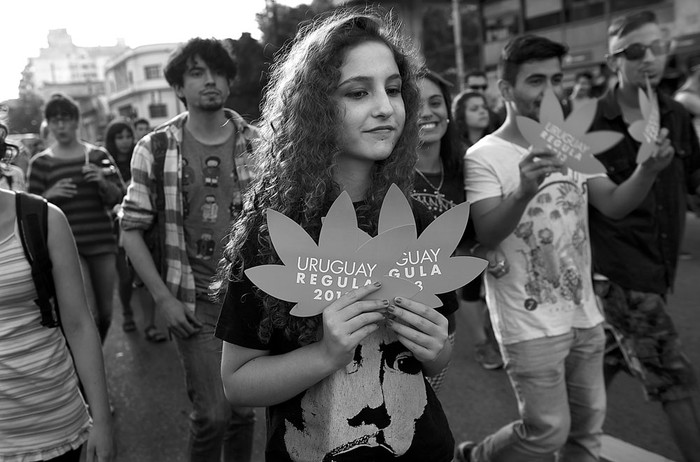 Marcha Uruguay Cosecha, a un año de la aprobación de la Ley de Regulación del Cannabis, ayer, en el barrio Cordón. Foto: Nicolás Celaya