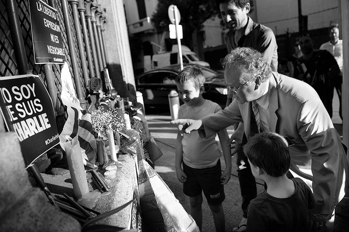 El embajador francés en Uruguay, Sylvain Itté, ayer, en la concentración frente a la embajada francesa. Foto: Javier Calvelo