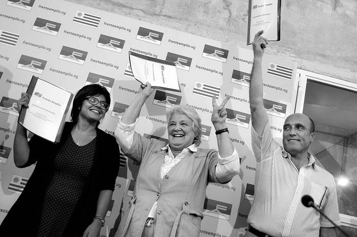 Virginia Cardozo, Lucía Topolansky y Daniel Martínez, con el programa de gobierno para Montevideo, ayer, en la Huella de Seregni. Foto: Pablo Vignali