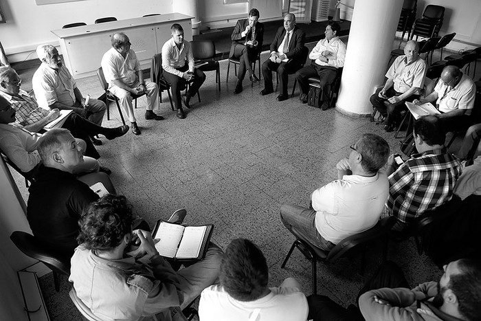 Reunión entre representantes de la cadena láctea con autoridades del Ministerio de Trabajo y Seguridad Social, ayer, en la sede del ministerio. Foto: Pablo Nogueira
