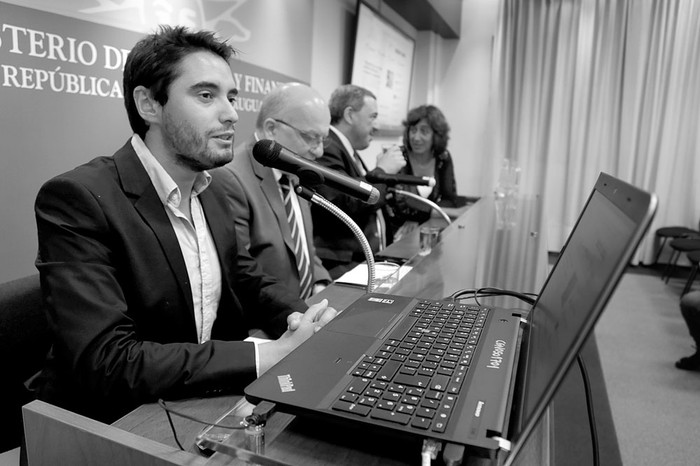 Matías Ponce, asesor de comunicación del Ministerio de Economía y Finanzas, ayer, en la presentación
del nuevo portal web institucional. Foto: Pablo Nogueira