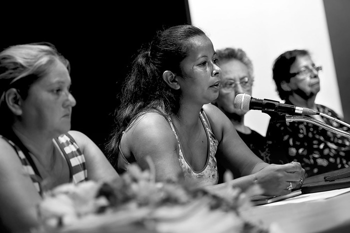 Teresa de los Santos, de la Organización Sindical de Obreros Rurales; Julia Franca y Chela Fontora, de la Unión de Trabajadores Azucareros de Artigas; y María Julia Alcoba, de la Unión Obrera Textil, ayer, durante una charla abierta en el marco del Día Internacional de la Mujer, en la sede del PIT-CNT. Foto: Nicolás Celaya
