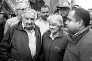 José Mujica, Lucía Topolansky y Julio Chirino, ayer, en la marcha en solidaridad con el pueblo venezolano. Foto: Pablo Vignali